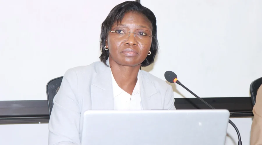 La-Presidente-de-lUniversite-de-Kara-a-lecoute-de-la-communaute-universitaire-6.jpeg