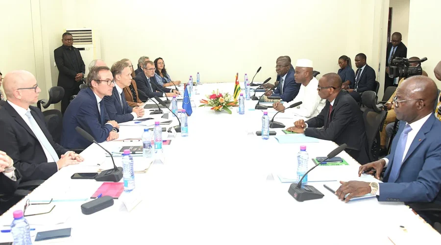 Les-delegations-de-lUE-a-gauche-et-togolaise-lors-des-echanges.-Texte-Zeus-Photo-ONOUADJE-1536x852